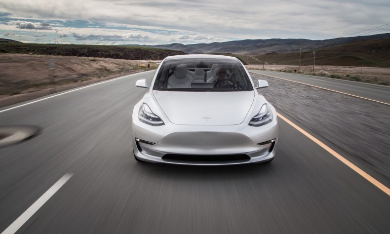 特斯拉Model 3官圖公布: 配15英寸大號iPad插圖