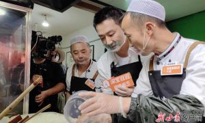 黃軒在天水做麻辣燙，直播推廣當?shù)孛朗晨s略圖