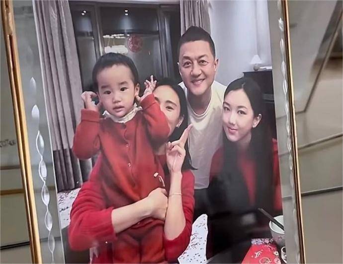 李亞鵬妻子稱與李嫣像好姐妹，分享一家四口合照插圖