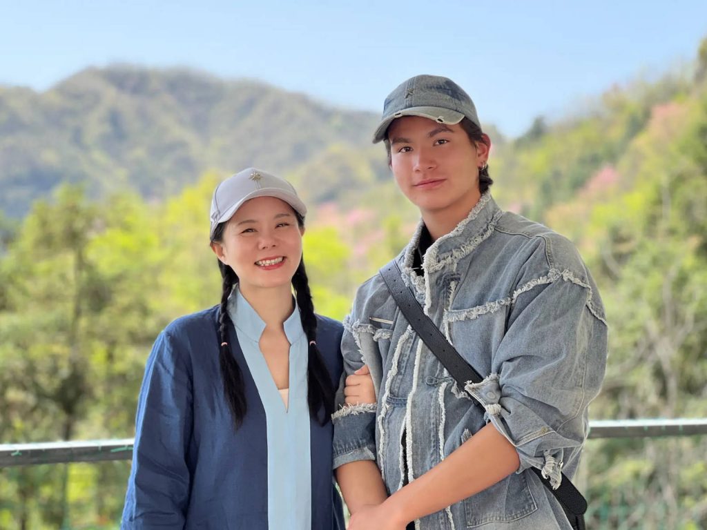 龔琳娜曬與兒子合影，感嘆如今兒大了我小了插圖