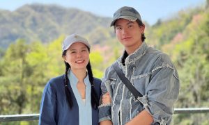龔琳娜曬與兒子合影，感嘆如今兒大了我小了縮略圖