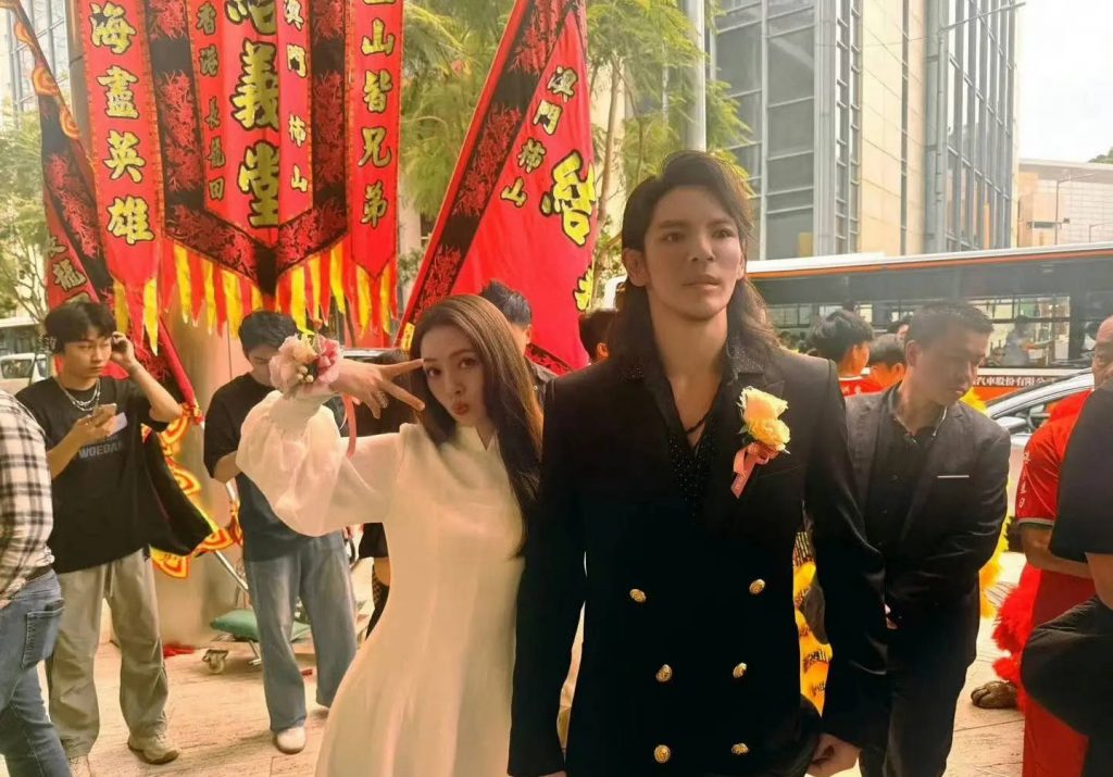 向佐郭碧婷牽手同框撒狗糧,兩人感情不斷升溫插圖 向佐郭碧婷牽手同框撒狗糧,兩人感情不斷升溫插圖