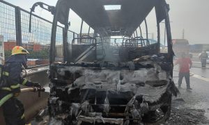 上海警方通報一輛客車自燃，公安消防部門迅速到場縮略圖
