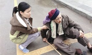 女子牽貴賓犬碰上老人無接觸致其摔傷縮略圖