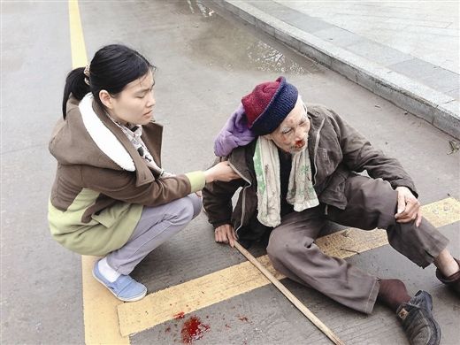 女子牽貴賓犬碰上老人無接觸致其摔傷插圖