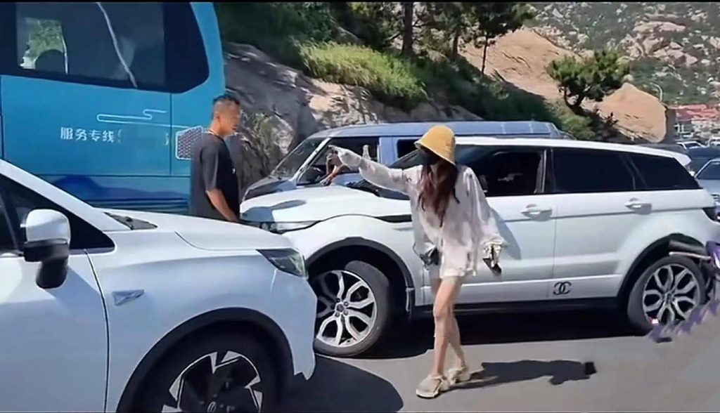 逆行打人的路虎女是某單位副主任？插圖2