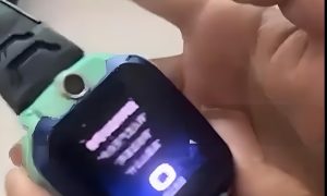 有家長怒砸小天才手表了縮略圖
