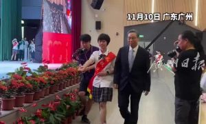 88歲鐘南山現(xiàn)身:健步如飛縮略圖 88歲鐘南山現(xiàn)身:健步如飛縮略圖