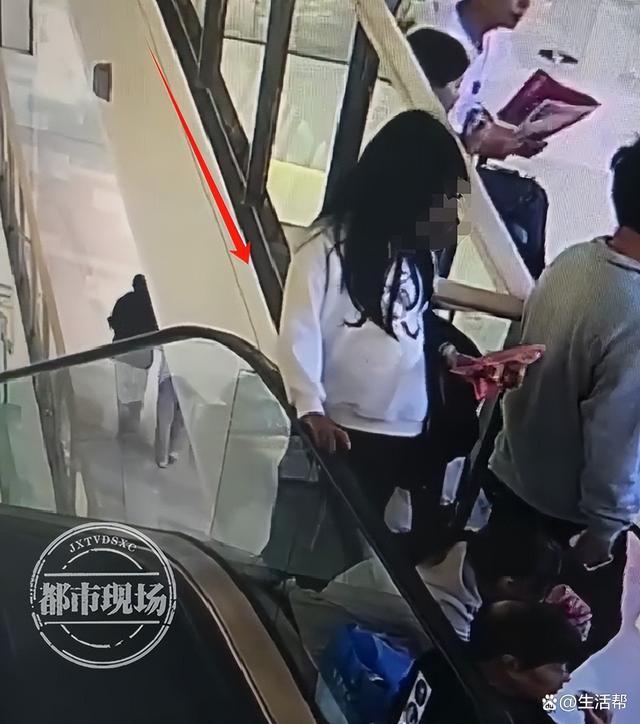 曝濟(jì)寧萬象匯一女孩從四樓墜落插圖