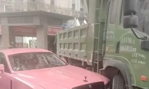 被撞勞斯萊斯車主不讓貨車司機賠償縮略圖 被撞勞斯萊斯車主不讓貨車司機賠償縮略圖