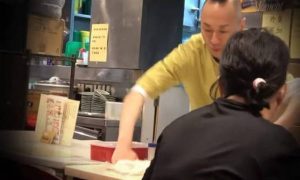 52歲TVB演員當服務員：過好自己縮略圖