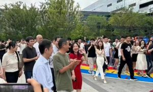 馬云現(xiàn)身阿里巴巴園區(qū)縮略圖 馬云現(xiàn)身阿里巴巴園區(qū)縮略圖