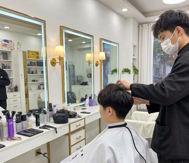 網友翻出16年曉華理發店照片插圖