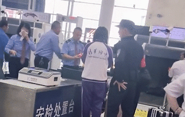 長沙南站一學生安檢時砸傷民警