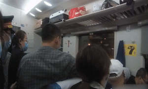母女列車霸座還持刀威脅：12306回應(yīng)縮略圖