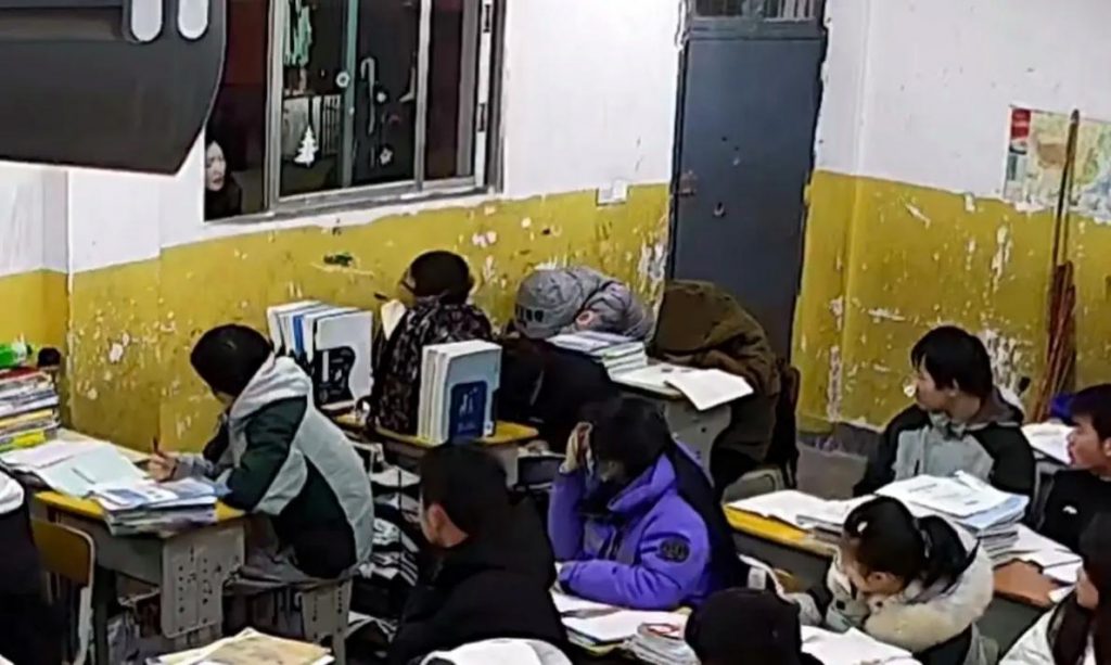 班主任不準15歲男生晚自習上廁所插圖 班主任不準15歲男生晚自習上廁所插圖