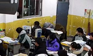 班主任不準(zhǔn)15歲男生晚自習(xí)上廁所縮略圖