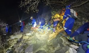 男子帶娃登山身亡，孩子以為是睡著縮略圖
