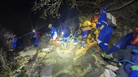 男子帶娃登山身亡，孩子以為是睡著插圖