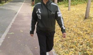 劉曉慶綜藝路透：雙腿纖細健步如飛縮略圖