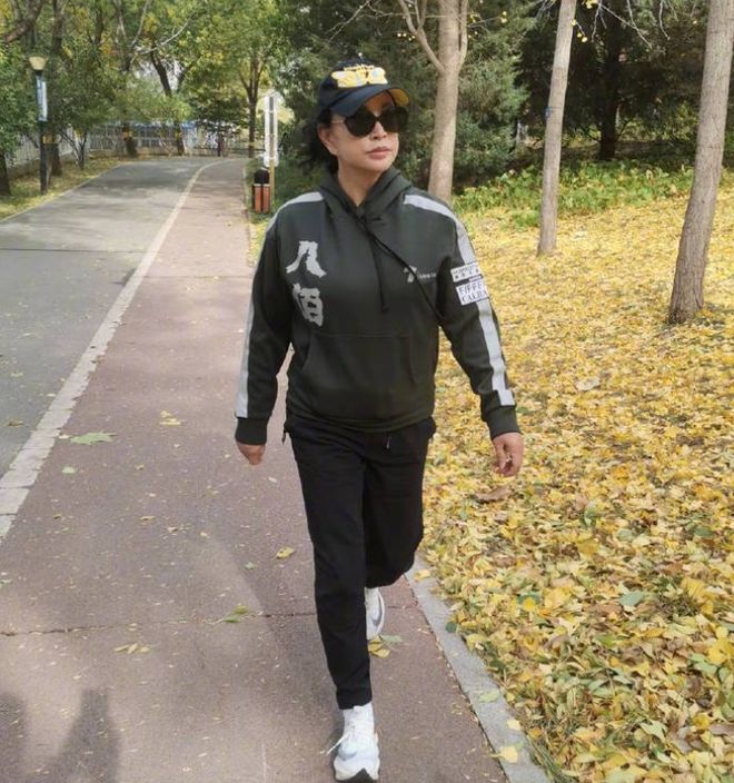 劉曉慶綜藝路透：雙腿纖細健步如飛插圖
