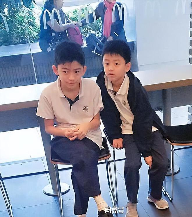 謝霆鋒兒子給奶奶錄抓娃娃視頻插圖